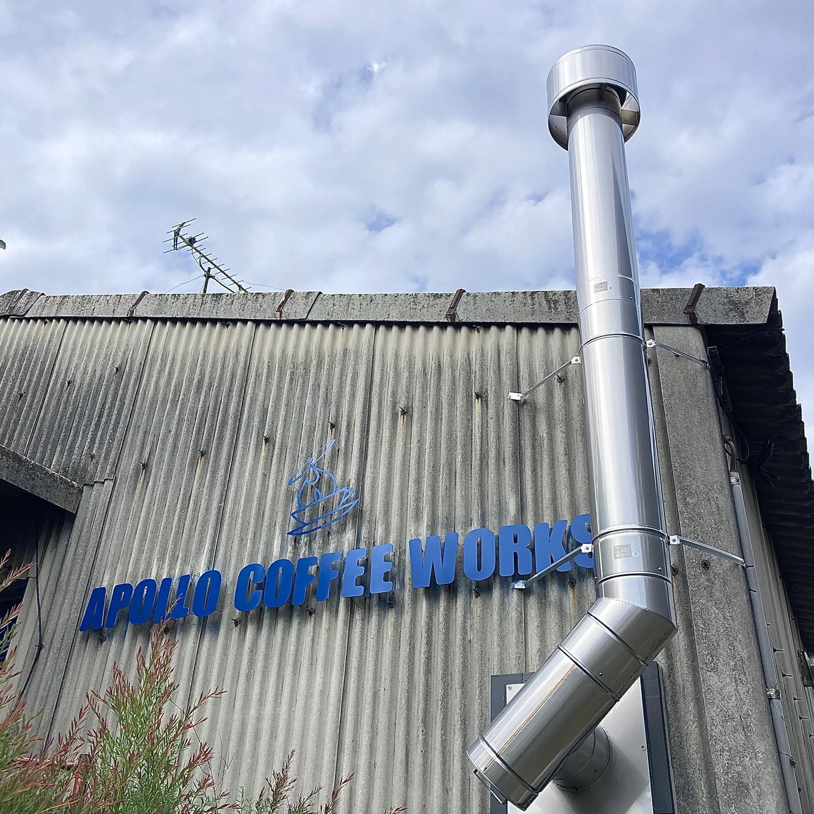 APOLLO COFFEE WORKS:店舗の看板と外壁