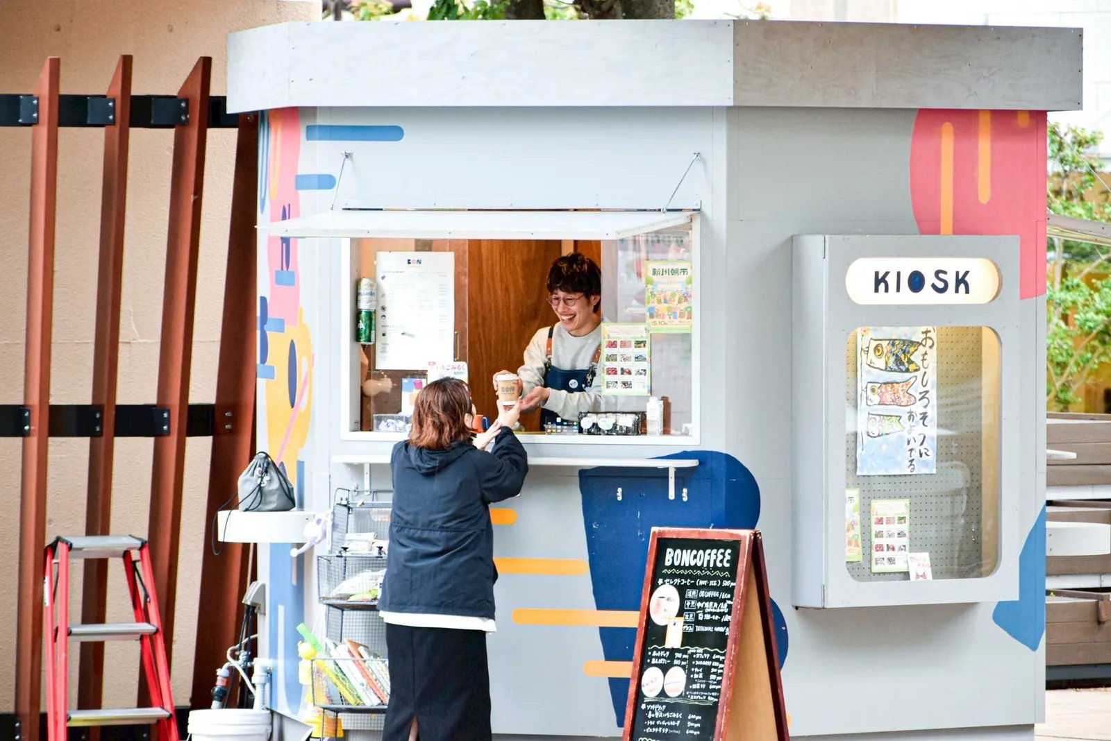 BON COFFEE：コーヒースタンドに立つスタッフ