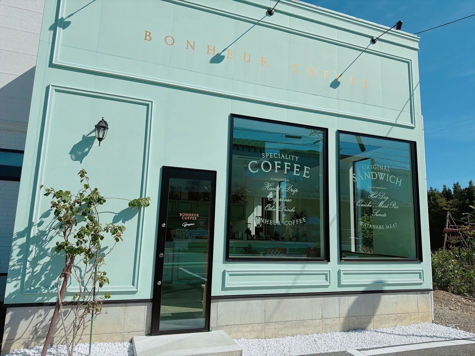 Bonheur Coffee：店舗の外観と窓