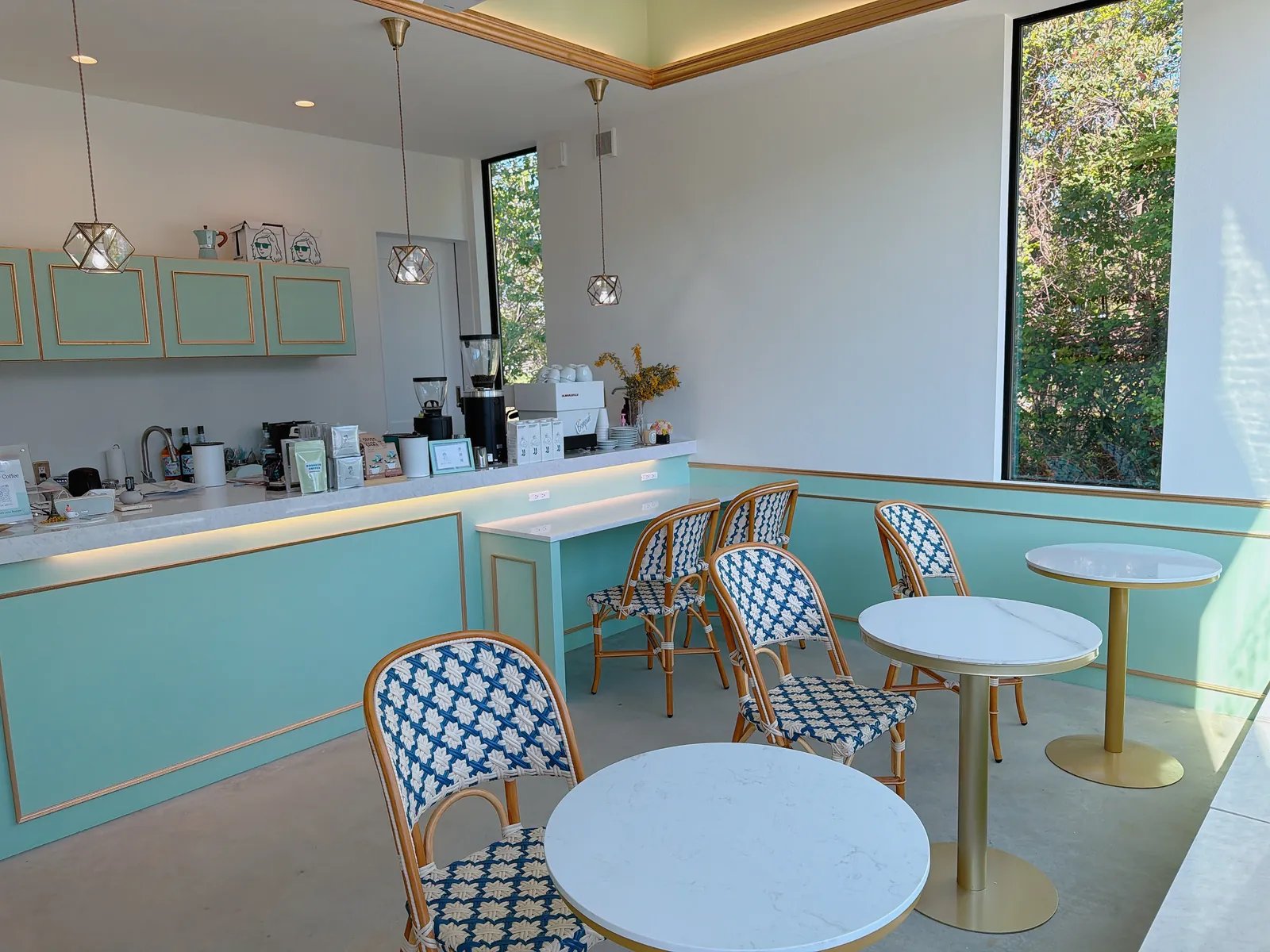 Bonheur Coffee：明るい店内とカウンター