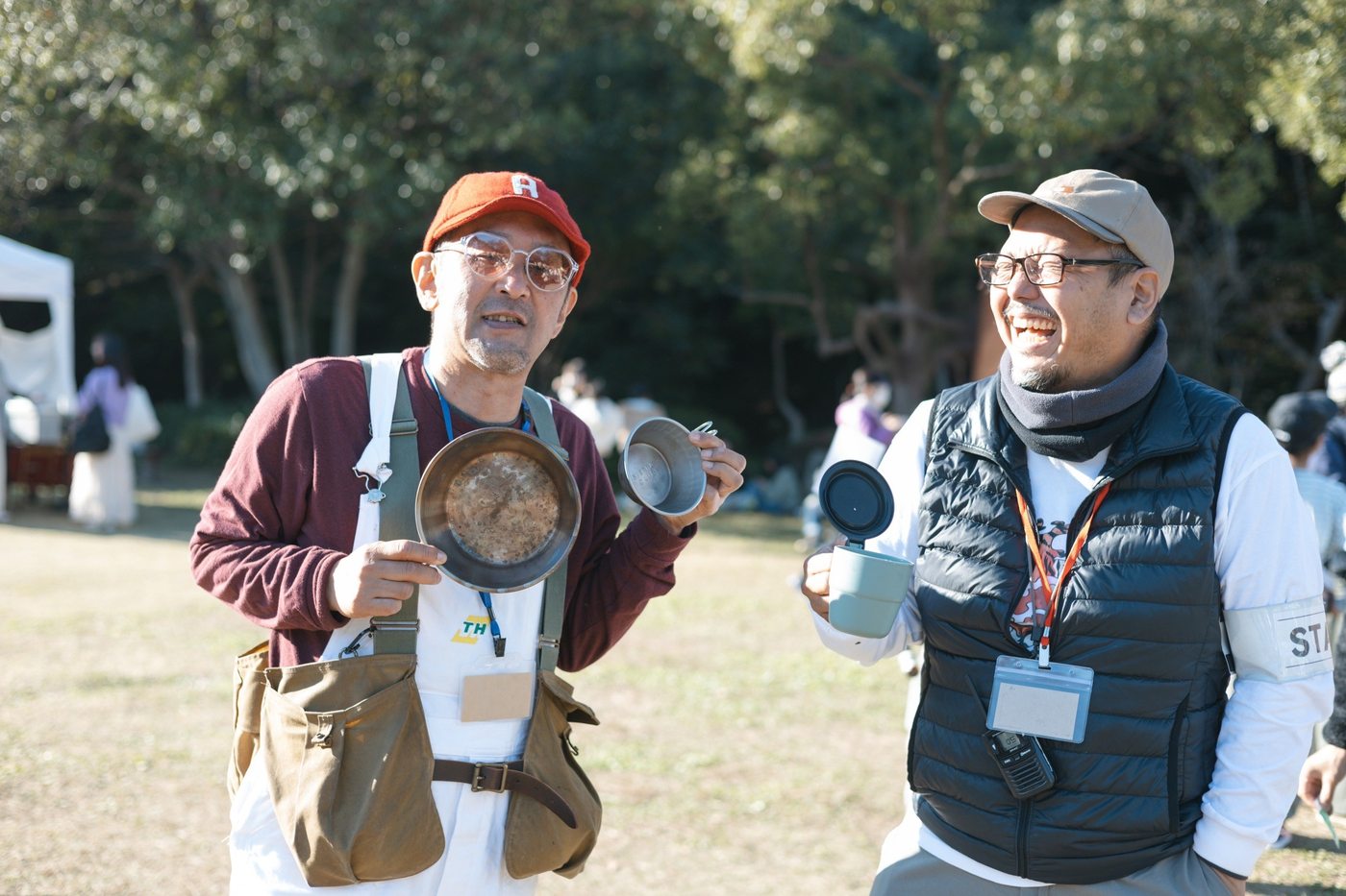 会場でマイ容器とマイマグを手に笑顔を見せる二人
