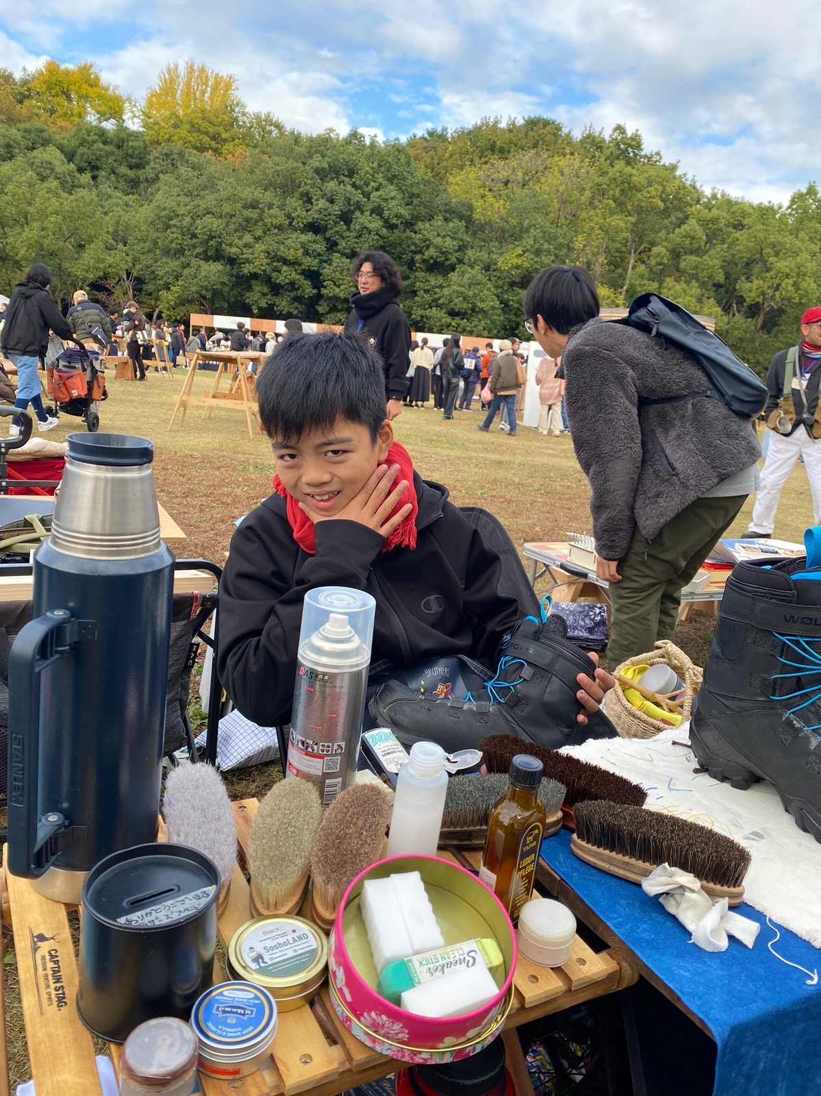 靴とブラシなどの手入れ道具が並ぶワークショップのブース