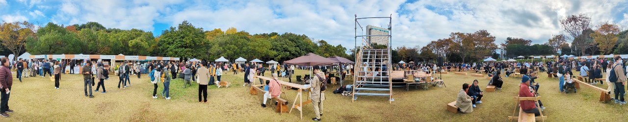 浜松ローカルコーヒーフェス2024。芝生の広場に出店ブースが並び、来場者が散策や休憩を楽しむ会場の全景
