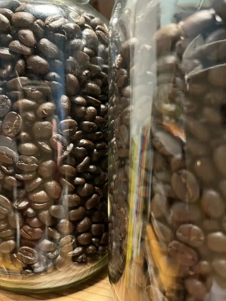 鴨江珈琲：容器に入ったコーヒー豆