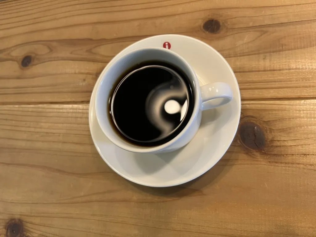 鴨江珈琲：木のテーブルに置かれたコーヒー