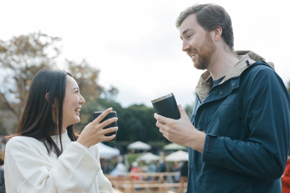 マグを手に会話を楽しむ二人
