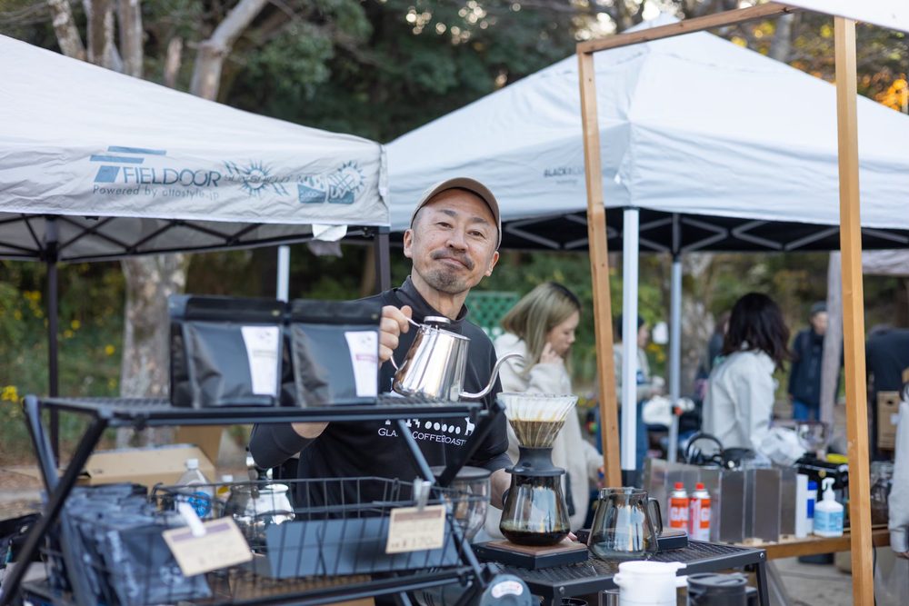 ケトルを持ちコーヒーを淹れる出店者