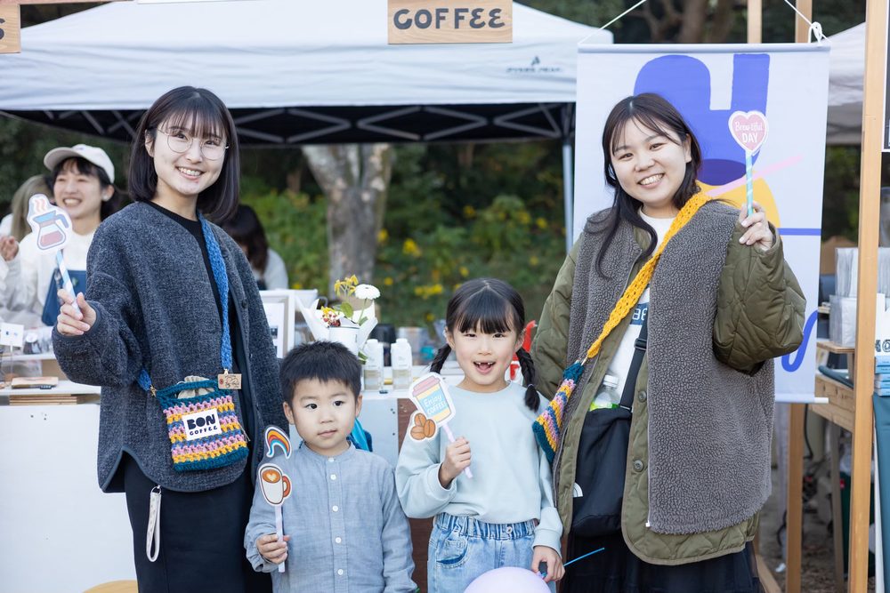 コーヒーブースで記念撮影を楽しむ大人と子どもたち