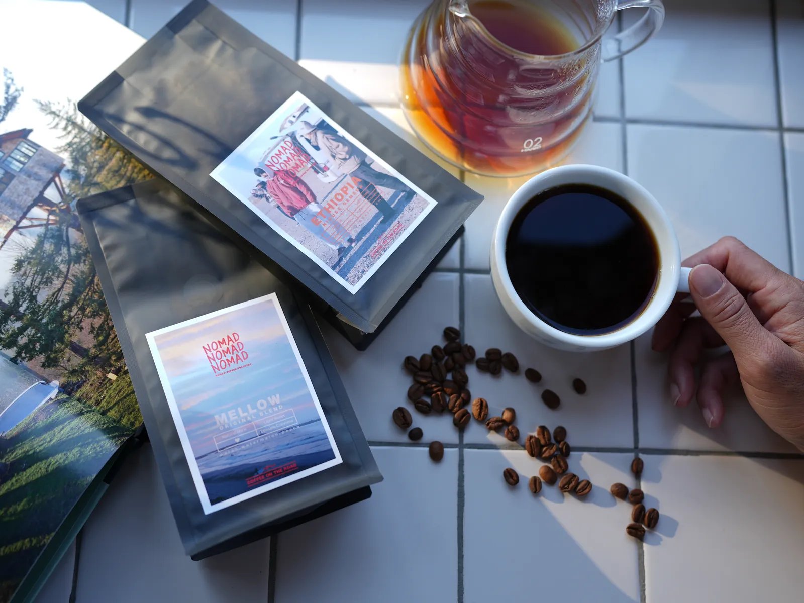 NOMAD COFFEE：コーヒーとパッケージを並べたテーブル