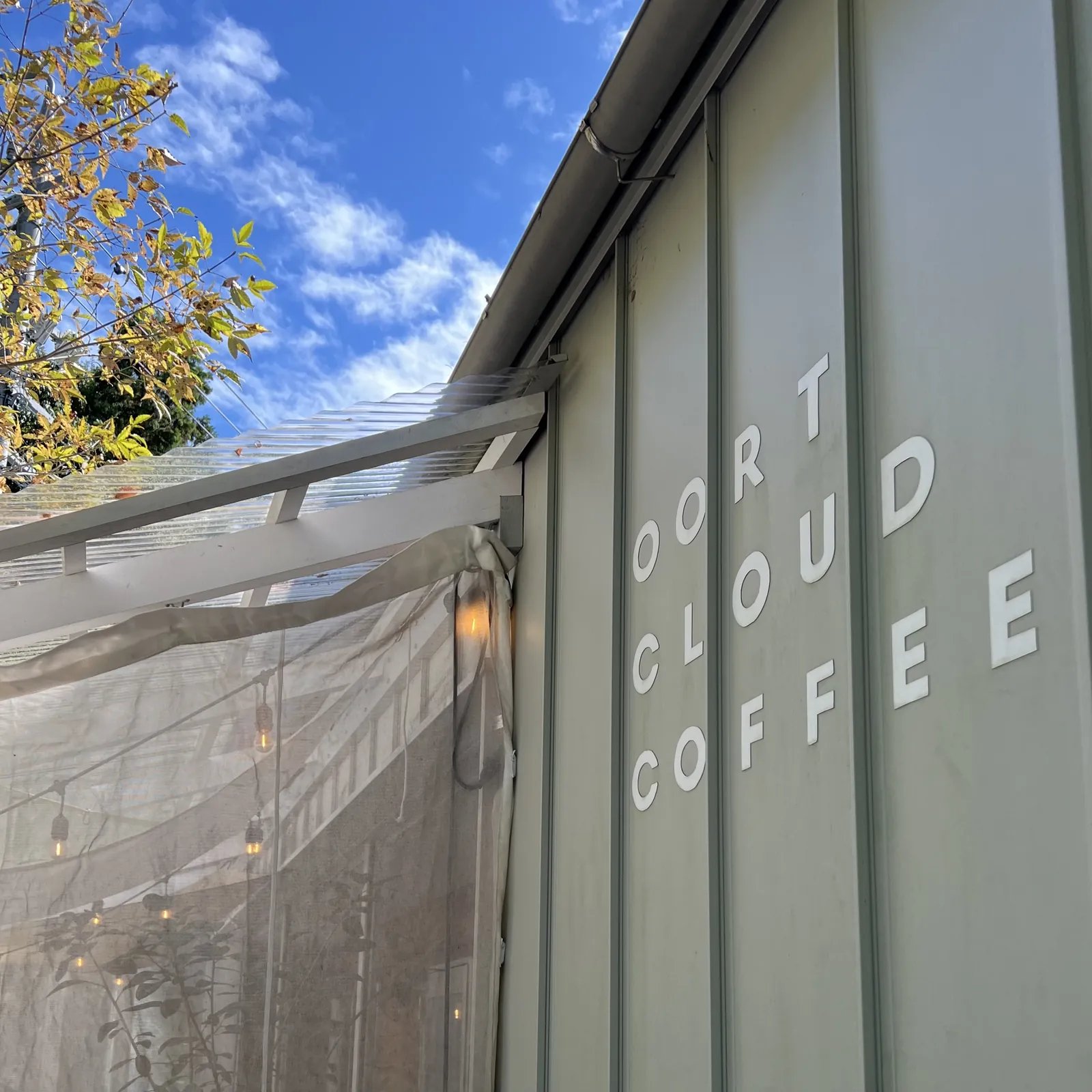 OORT CLOUD COFFEE：店舗の入口と看板
