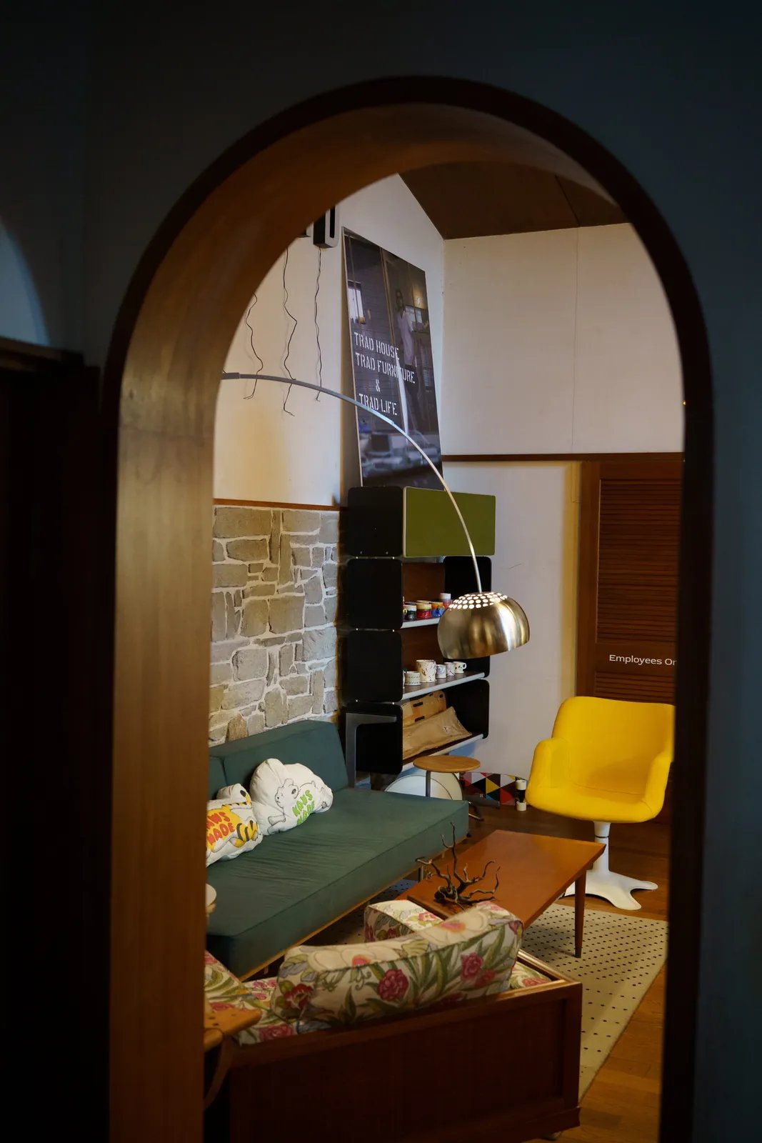 THE HOUSE：アーチ型の入口から見える店内