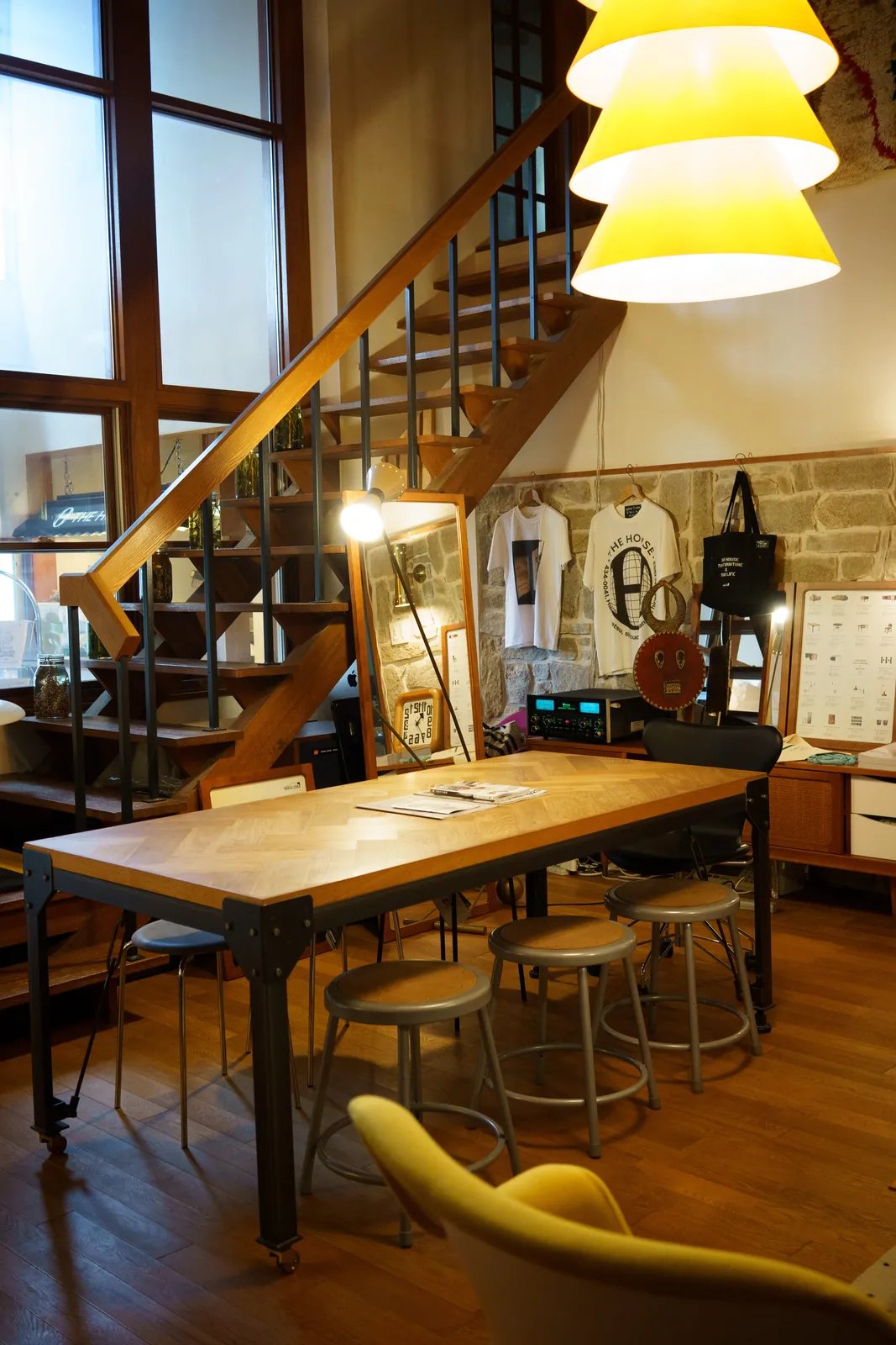 THE HOUSE：木の家具と窓がある店内