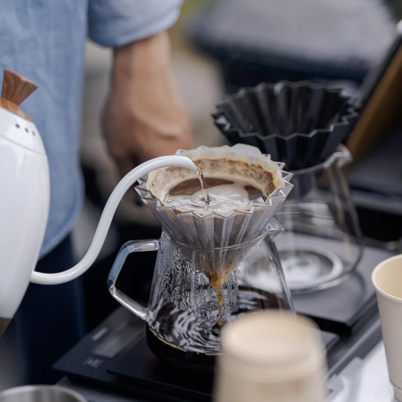 ties coffee roaster:ドリッパーでコーヒーを淹れる様子