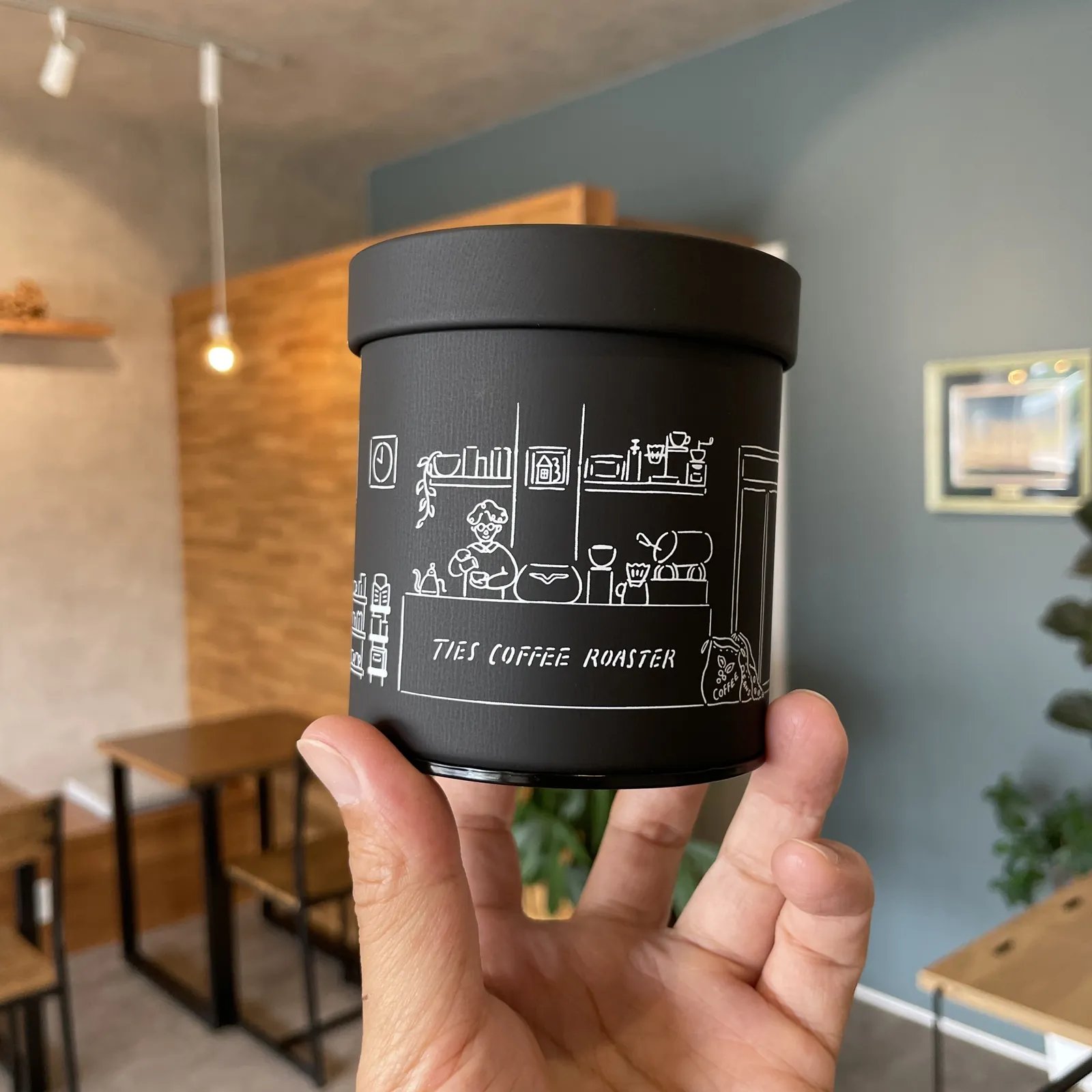 ties coffee roaster:テイクアウトカップを持つ様子