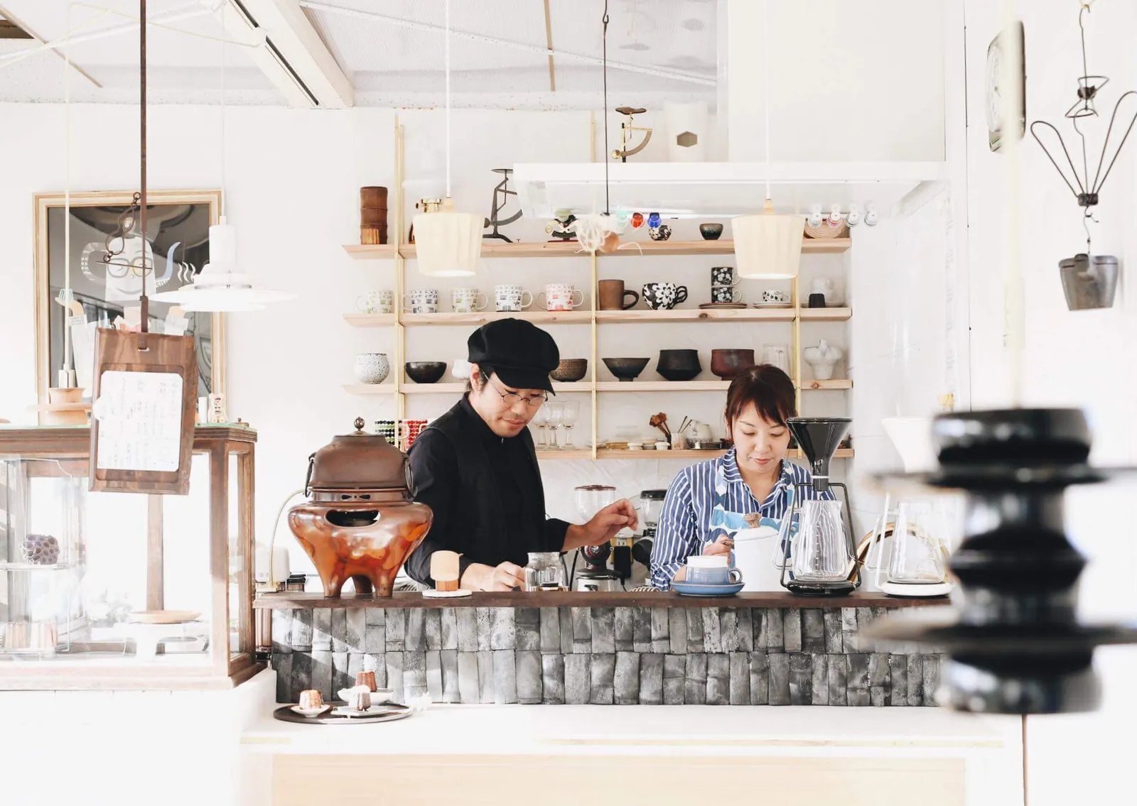 Tsutsu&tsuttsu：カウンターに立つ店舗スタッフ