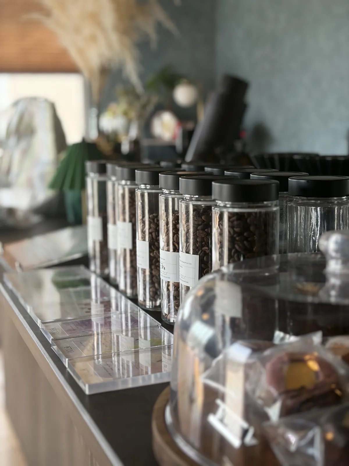 Veludo Coffee Roasters：カウンターに並ぶコーヒー豆の容器