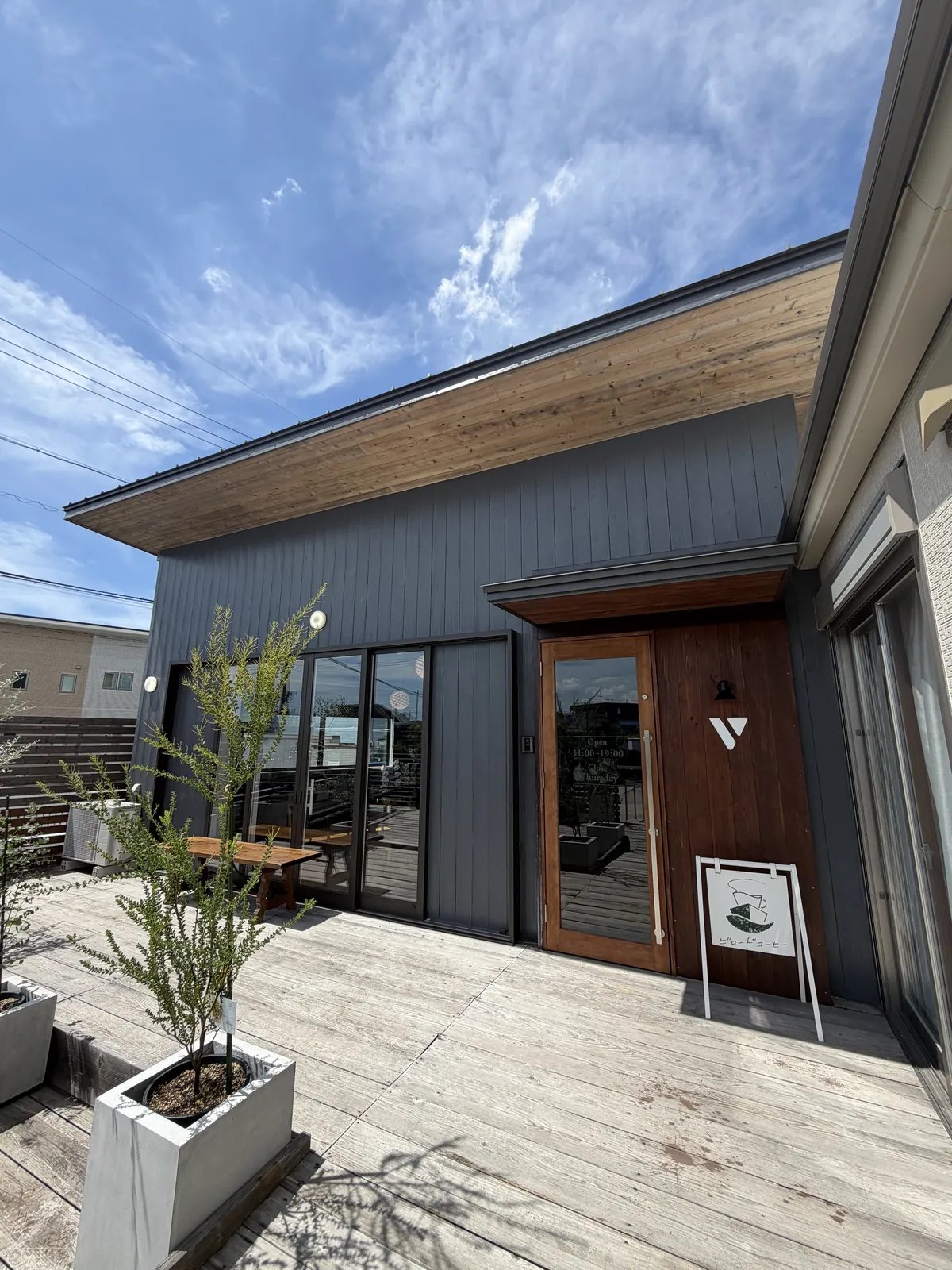 Veludo Coffee Roasters：店舗の外観と入口
