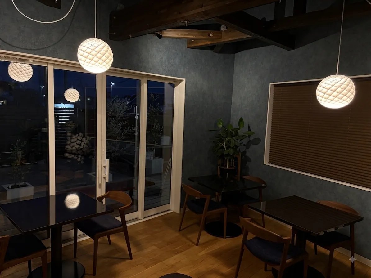 Veludo Coffee Roasters：丸い照明とテーブルが並ぶ店内